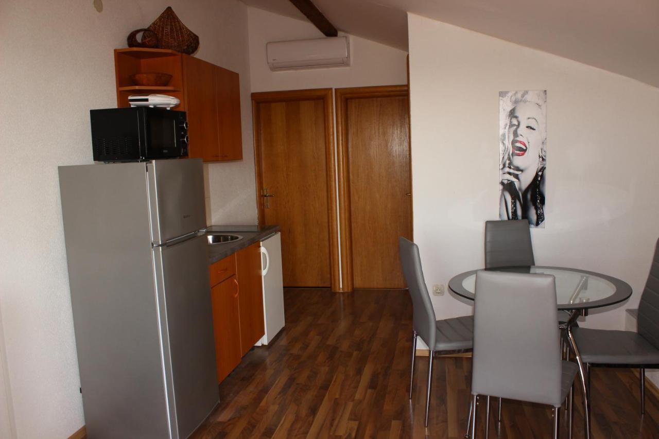 Apartments Villa Arta Murter Esterno foto